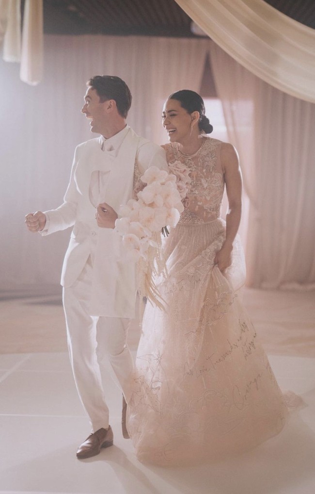 Adinia Wirasti dan aktor asal Australia, Michael Wahr menikah di Nusa Dua, Bali. Keduanya menikah pada Juni 2023. Foto: Instagram @adiniawrst