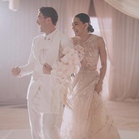 Adinia Wirasti dan aktor asal Australia, Michael Wahr menikah di Nusa Dua, Bali. Keduanya menikah pada Juni 2023. Foto: Instagram @adiniawrst