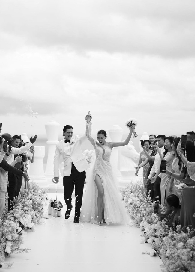 Pasangan Patricia Gouw dan Daniel Bertoli turut menggelar acara pernikahan di Bali pada Februari 2023. Pernikahannya berlangsung intim dengan nuansa putih. Foto: Instagram @patriciagouw