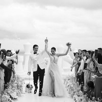 Pasangan Patricia Gouw dan Daniel Bertoli turut menggelar acara pernikahan di Bali pada Februari 2023. Pernikahannya berlangsung intim dengan nuansa putih. Foto: Instagram @patriciagouw