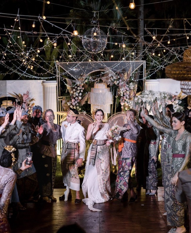 Satu lagi pasangan selebriti yang menikah di Bali, Laura Theux dan Indra Brotolaras. Keduanya bahkan menikah dengan adat Bali karena Laura memang berasal dari Pulau Dewata. Foto: Instagram @laura_theux