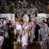 Satu lagi pasangan selebriti yang menikah di Bali, Laura Theux dan Indra Brotolaras. Keduanya bahkan menikah dengan adat Bali karena Laura memang berasal dari Pulau Dewata. Foto: Instagram @laura_theux