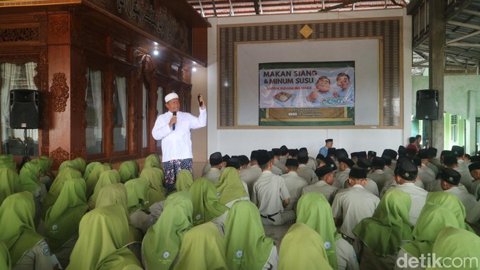 Seribuan siswa SMK Assaidiyyah menerima makan siang dan minum susu di makam Mbah Hamzah Krapyak, Kirig Kecamatan Mejobo, Rabu (29/11/2023).
