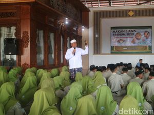 Santri Kudus Terima Pembagian Makan Siang-Susu di Makam, Ada Spanduk Gemoy