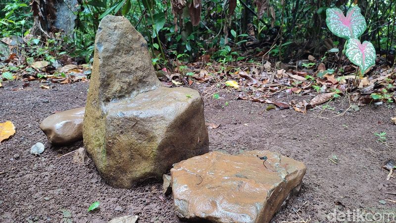 Situs Dalem Dungkut Ranggayunan di Desa Winduraja, Kecamatan Kawali Kabupaten Ciamis.