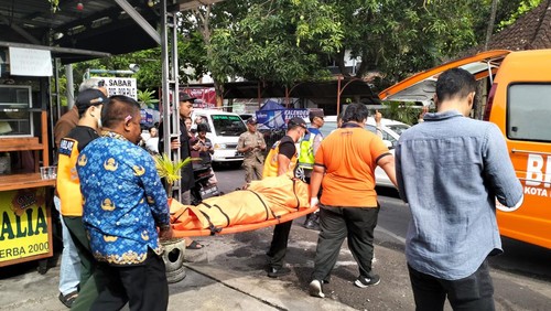 Polisi dan petugas BPBD Bali mengevakuasi jenasah Rudi dari angkringan di Jalan Katalia I, (29/11/2023). (Humas Polresta Denpasar).