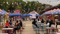 Nama tempatnya, adalah Wisata Kuliner Kerkhoff. Diberi nama Kerkhoff, karena lokasinya yang berada di dalam Sarana Olahraga (SOR) Merdeka, atau yang biasa disebut lapangan Kerkhoff di Jalan Merdeka, Kecamatan Tarogong Kidul. (Foto: Hakim Ghani/detikJabar)