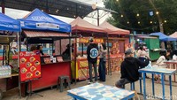 Lokasi Wisata Kuliner Kerkhoff ini, berada persis di tengah perkotaan Garut. Dekat dengan Masjid Agung Garut di sebelah selatan. Dekat juga dengan objek wisata Cipanas, dan Alun-alun Tarogong yang menjadi gerbang masuk menuju perkotaan Garut. Wisata Kuliner Kerkhoff, merupakan sebuah tempat lapangan terbuka. Siang hari, lokasi ini berfungsi sebagai tempat olahraga. Tapi ketika malam, lokasinya disulap jadi tempat wisata kuliner. (Foto: Hakim Ghani/detikJabar)