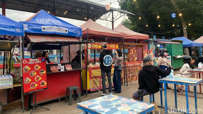 Lokasi Wisata Kuliner Kerkhoff ini, berada persis di tengah perkotaan Garut. Dekat dengan Masjid Agung Garut di sebelah selatan. Dekat juga dengan objek wisata Cipanas, dan Alun-alun Tarogong yang menjadi gerbang masuk menuju perkotaan Garut. Wisata Kuliner Kerkhoff, merupakan sebuah tempat lapangan terbuka. Siang hari, lokasi ini berfungsi sebagai tempat olahraga. Tapi ketika malam, lokasinya disulap jadi tempat wisata kuliner.