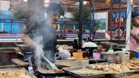 Ada banyak pedagang yang berjualan di tempat ini. Para pedagang ini, rata-rata menjajakan jajanan yang kekinian. Mulai dari takoyaki hingga minuman boba. Ada juga beragam kulineran khas Garut, seperti bakso aci hingga seblak.  (Foto: Hakim Ghani/detikJabar)