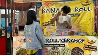 Wisata Kuliner Kerkhoff ini, buka setiap hari mulai jam 4 sore hingga jam 11 malam. Waktu terbaik untuk berkunjung ke Wisata Kuliner Kerkhoff, adalah sore menjelang malam. Karena selain makanan yang dijajakan masih fresh, vibes di lokasi juga serasa di tempat yang mewah dengan ornamen-ornamen kekinian. Selain tempatnya representatif karena dilengkapi dengan tempat duduk yang banyak, yang paling penting dari tempat ini, adalah mayoritas makanan yang dijajakan para pedagang di sana murah-meriah. (Foto: Hakim Ghani/detikJabar)
