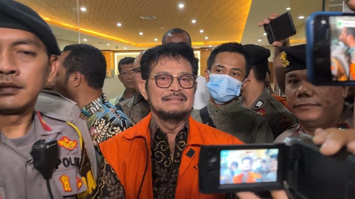 Syahrul Yasin Limpo (SYL) usai diperiksa di Bareskrim Polri terkait kasus dugaan pemerasan yang menjerat Firli Bahuri sebagai tersangka.