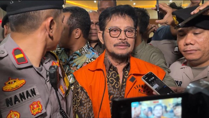 Syahrul Yasin Limpo (SYL) usai diperiksa di Bareskrim Polri terkait kasus dugaan pemerasan yang menjerat Firli Bahuri sebagai tersangka.