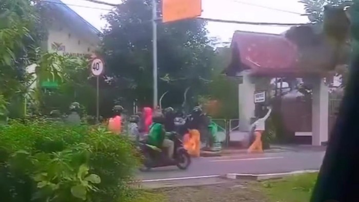 Tangkapan layar rombongan pemuda berlarian membawa sajam di Jalan Urip Sumoharjo, Wates, Kota Magelang, Rabu (29/11/2023).