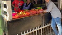 Soal kuliner, Tina Toon termasuk pecinta gorengan. Begini momennya saat mampir ke warung gorengan. Foto: Instagram @tinatoon101