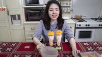 Selain itu, ada juga momen Tina Toon saat membuat gorengan berupa pisang cokelat. Ia juga menyajikannya dengan es krim. Foto: Instagram @tinatoon101