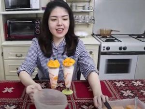 Tina Toon Hobi Masak Gorengan hingga Es Mangga