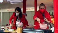 Pelantun lagu anak Bolo-bolo ini juga tergabung dalam partai PDI Perjuangan. Bahkan ia aktif berkegiatan, salah satunya saat menghadiri acara masak. Foto: Instagram @tinatoon101