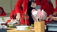 Bahkan Tina Toon juga mencoba untuk mengulek sambal menggunakan cobek. Mantan penyanyi cilik ini memang dikenal pandai memasak. Foto: Instagram @tinatoon101