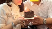 Kalau yang ini adalah momen Tina Toon saat merayakan hari valentine bersama sang suami, Daniel. Dirayakan dengan sepotong kue cokelat. Foto: Instagram @tinatoon101