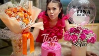 Ini adalah momen Tina Toon saat pesta ulang tahunnya yang ke-30. Ia diberi kejutan kue berwarna pink dengan tema Barbie. Foto: Instagram @tinatoon101
