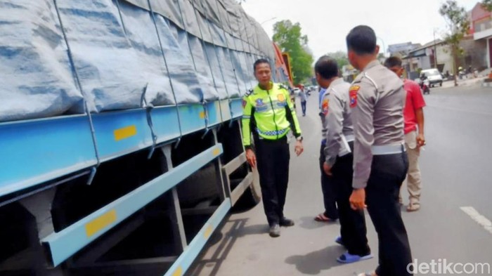 Trailer yang melindas seorang ASN hingga tewas seketika di Jalur Pantura Situbondo.