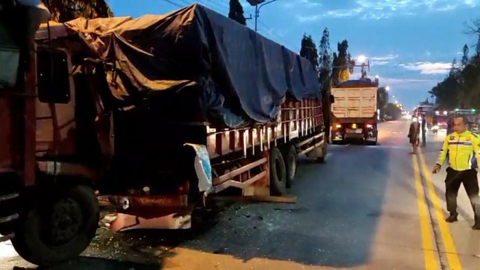 Truk Fuso tabrak belakang truk tronton di ruas jalan poros nasional Lamongan-Babat, tepatnya di depan Kantor Kecamatan Deket.