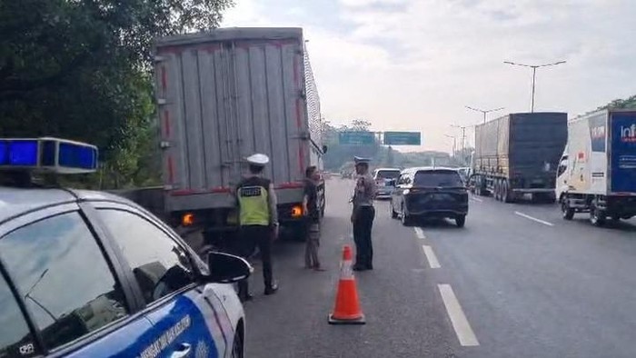 Truk pecah ban di Tol Jakarta-Serpong mengakibatkan lalu lintas macet.