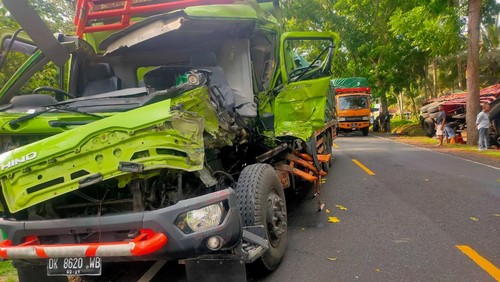 Dua truk yang rusak akibat terlibat kecelakaan di Jalan Nasional Denpasar-Gilimanuk, timur simpang Tugu Persil, Desa Candikusuma, Kecamatan Melaya, Kabupaten Jembrana, Rabu (29/11/2023).