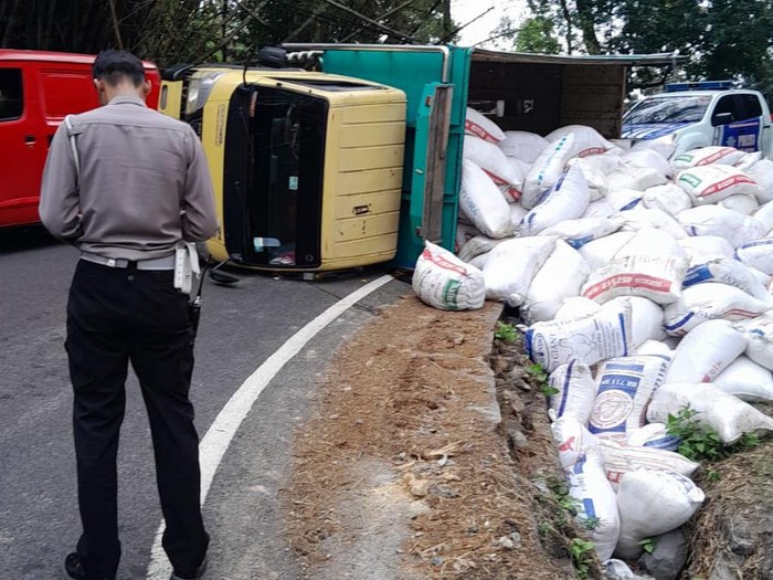 Truk terguling di jalur Bokong Semar, Piyungan, Bantul, Rabu (29/11/2023) sore.