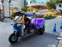 Ckckck! Sepasang Turis Mesra-mesraan di Tuk-Tuk yang Sedang Melaju