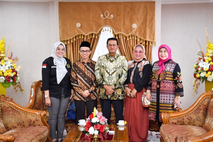 Wakil Ketua MPR RI Fadel Muhammad bertemu dengan Rektor Universitas Andalas (Unand) Dr. Efa Yonnedi SE dalam kunjungan kerjanya ke Kota Padang, Sumatera Barat.
