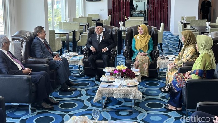 Wakil Presiden Maruf Amin bertemu Premier Sarawak Malaysia, Tan Sri Abang Haji Abdul Rahman Zohari bin Tun Datuk Abang Haji Openg. (Kanavino/detikcom)