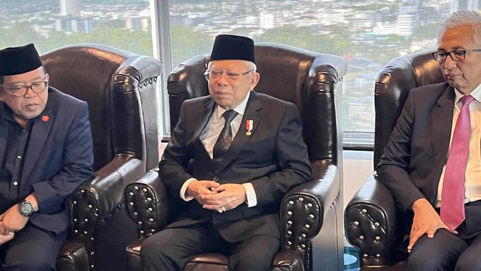 Wakil Presiden Maruf Amin (tengah)-(Kanavino/detikcom)