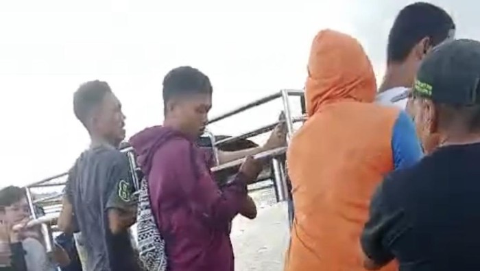 Warga mengevakuasi jasad petani yang tersambar petir di Sidrap.