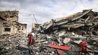 Ada beberapa bangunan yang masih berdiri, namun sebagian besar sudah rusak parah. Saat ini tengah berlangsung gencatan senjata, beberapa masyarakat di Gaza mencoba melihat kerusakan rumah mereka dan berusaha mencari kerabat yang tertimpa bangunan ataupun hilang. Foto: Mohammed Abed/AFP