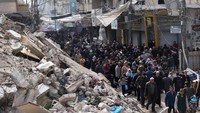 Dikabarkan Al-Jazeera, sejumlah bangunan rumah dan fasilitas umum seperti sekolah, kampus dan rumah sakit diledakkan oleh rudal Israel dan serangan darat menggunakan tank. Foto: Mahmud Hams/AFP