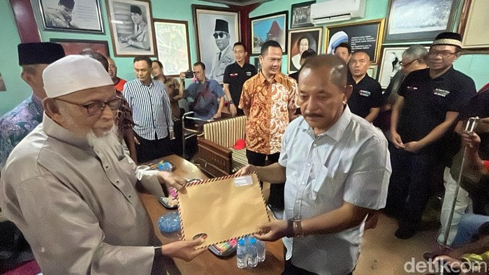Abu Bakar Baasyir temui Tim Pemenangan Daerah (TPD) Ganjar-Mahfud Solo di Kantor Sementara DPC PDIP, Kamis (30/11/2023).
