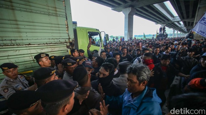 Gesekan kembali terjadi di Kawasan MM2100, Cikarang Barat, Kabupaten Bekasi, Kamis (30/11/2023).