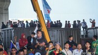 Menjelang malam massa yang mengetahui kenaikan upah tak sesuai dengan tuntutan merangsek masuk ke pintu tol.