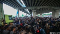Kericuhan terjadi ketika massa buruh mencoba menerobos barikade polisi untuk menutup pintu masuk kawasan industri MM2100 atau Gardu Tol Cibitung 3 Tol Jakarta Cikampek.