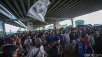 Massa buruh yang menggelar aksi mogok kerja sejak pagi tadi masih bertahan di lokasi.