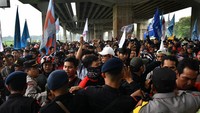 Buruh kembali berdemo menuntut penetapan UMK (Upah Minimum Kabupaten/Kota) Bekasi sebesar 15 persen pada tahun 2024. 