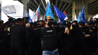 Sejumlah personel Kepolisian menahan buruh yang ingin menuju gerbang Tol Cibitung 3 di kawasan MM 2100, Kabupaten Bekasi, Jawa Barat, Kamis (30/11/2023).