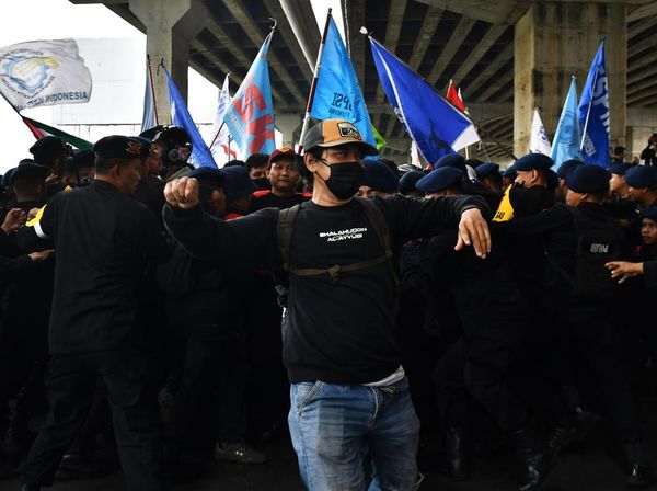 Buruh Kabupaten Bekasi Demo Tuntut Upah Naik