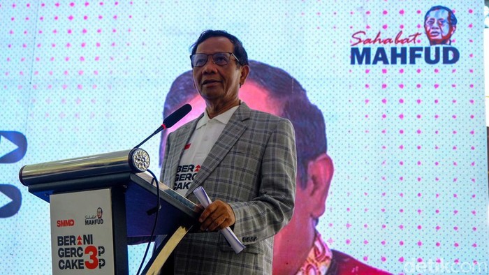 Cawapres Mahfud Md bertemu relawan Sahabat Mahfud Muda. Mahfud turut unjuk aksi bermain tenis meja melawan Once Mekel.