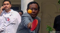 Setelahnya, Mahfud ditantang para relawan untuk bermain tenis meja atau pingpong.