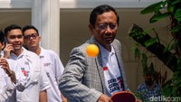Pingpong diketahui merupakan olahraga favorit Mahfud. Tampak Mahfud bermain dengan luwes.
