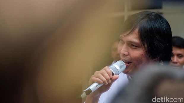Cawapres Mahfud Md bertemu relawan Sahabat Mahfud Muda. Mahfud turut unjuk aksi bermain tenis meja melawan Once Mekel.