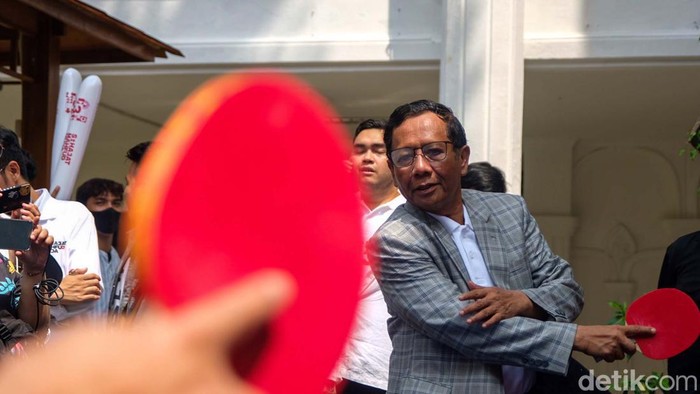 Aksi Mahfud Md Main Tenis Meja Lawan Once Mekel Cawapres Mahfud Md bertemu relawan Sahabat Mahfud Muda. Mahfud turut unjuk aksi bermain tenis meja melawan Once Mekel.